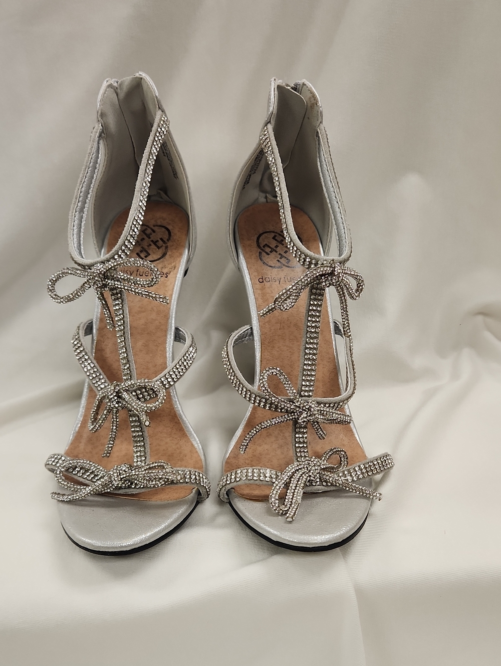 💎 Daisy Fuentes Silver Rhinestone Bow T-Strap Sandals